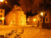 La piazza di San Leo vista dalla mostra Antichità Mascella Gilberto di notte