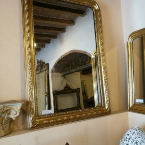 Specchiera in foglia d'oro con motivi a torciglione